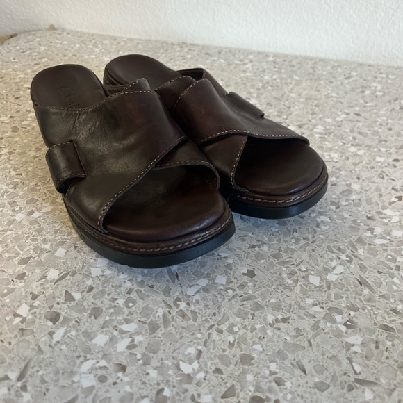 Clarks Womens 8 1/2 chocolate Brown Leather
Slides Wedge Sandals Open Toe Shoe - Picture 1 of 10